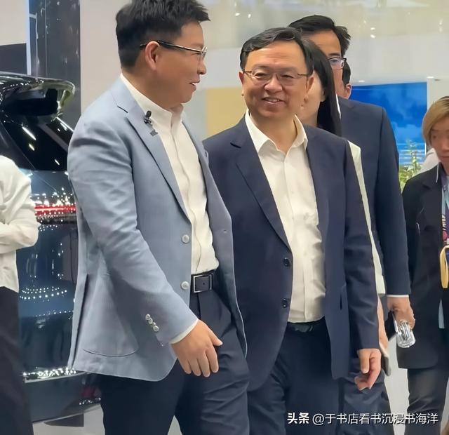 星空体育赛事机构-王传福打卡问界展台 余承东亲自讲解：中国车企从竞争走向竞合